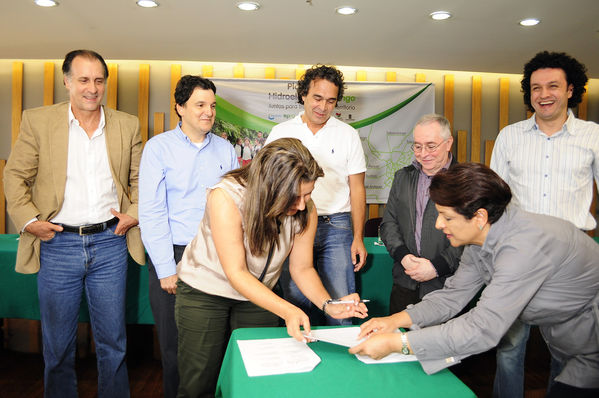 Firma de los convenios de la inversión social adicional del Plan Integral Hidroeléctrica Ituango
Firma de los convenios de la inversión social adicional del Plan Integral Hidroeléctrica Ituango
Fecha: Agosto 21 de 2013. 
Para descargar esta fotografía en alta resolución, haga clic sobre la imagen hasta que la misma se despliegue en la pantalla completa; luego dé clic derecho y elija la opción "guardar imagen como". 
En caso de publicación por cualquier medio, solicitamos acompañarla del crédito: "Cortesía EPM".
Palabras clave: Firma convenios inversión social adicional Plan Integral Hidroeléctrica Ituango