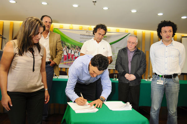 Firma de los convenios de la inversión social adicional del Plan Integral Hidroeléctrica Ituango
Firma de los convenios de la inversión social adicional del Plan Integral Hidroeléctrica Ituango
Fecha: Agosto 21 de 2013. 
Para descargar esta fotografía en alta resolución, haga clic sobre la imagen hasta que la misma se despliegue en la pantalla completa; luego dé clic derecho y elija la opción "guardar imagen como". 
En caso de publicación por cualquier medio, solicitamos acompañarla del crédito: "Cortesía EPM".
Palabras clave: Firma convenios inversión social adicional Plan Integral Hidroeléctrica Ituango