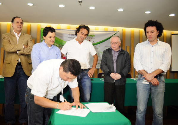 Firma de los convenios de la inversión social adicional del Plan Integral Hidroeléctrica Ituango
Firma de los convenios de la inversión social adicional del Plan Integral Hidroeléctrica Ituango
Fecha: Agosto 21 de 2013. 
Para descargar esta fotografía en alta resolución, haga clic sobre la imagen hasta que la misma se despliegue en la pantalla completa; luego dé clic derecho y elija la opción "guardar imagen como". 
En caso de publicación por cualquier medio, solicitamos acompañarla del crédito: "Cortesía EPM".
Palabras clave: Firma convenios inversión social adicional Plan Integral Hidroeléctrica Ituango