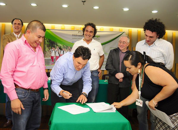 Firma de los convenios de la inversión social adicional del Plan Integral Hidroeléctrica Ituango
Firma de los convenios de la inversión social adicional del Plan Integral Hidroeléctrica Ituango
Fecha: Agosto 21 de 2013. 
Para descargar esta fotografía en alta resolución, haga clic sobre la imagen hasta que la misma se despliegue en la pantalla completa; luego dé clic derecho y elija la opción "guardar imagen como". 
En caso de publicación por cualquier medio, solicitamos acompañarla del crédito: "Cortesía EPM".
Palabras clave: Firma convenios inversión social adicional Plan Integral Hidroeléctrica Ituango