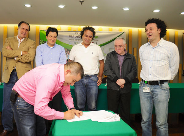 Firma de los convenios de la inversión social adicional del Plan Integral Hidroeléctrica Ituango
Firma de los convenios de la inversión social adicional del Plan Integral Hidroeléctrica Ituango
Fecha: Agosto 21 de 2013. 
Para descargar esta fotografía en alta resolución, haga clic sobre la imagen hasta que la misma se despliegue en la pantalla completa; luego dé clic derecho y elija la opción "guardar imagen como". 
En caso de publicación por cualquier medio, solicitamos acompañarla del crédito: "Cortesía EPM".
Palabras clave: Firma convenios inversión social adicional Plan Integral Hidroeléctrica Ituango