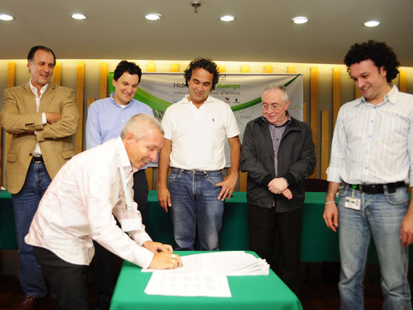 Firma de los convenios de la inversión social adicional del Plan Integral Hidroeléctrica Ituango
Firma de los convenios de la inversión social adicional del Plan Integral Hidroeléctrica Ituango
Fecha: Agosto 21 de 2013. 
Para descargar esta fotografía en alta resolución, haga clic sobre la imagen hasta que la misma se despliegue en la pantalla completa; luego dé clic derecho y elija la opción "guardar imagen como". 
En caso de publicación por cualquier medio, solicitamos acompañarla del crédito: "Cortesía EPM".
Palabras clave: Firma convenios inversión social adicional Plan Integral Hidroeléctrica Ituango