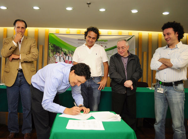 Firma de los convenios de la inversión social adicional del Plan Integral Hidroeléctrica Ituango
Firma de los convenios de la inversión social adicional del Plan Integral Hidroeléctrica Ituango
Fecha: Agosto 21 de 2013. 
Para descargar esta fotografía en alta resolución, haga clic sobre la imagen hasta que la misma se despliegue en la pantalla completa; luego dé clic derecho y elija la opción "guardar imagen como". 
En caso de publicación por cualquier medio, solicitamos acompañarla del crédito: "Cortesía EPM".
Palabras clave: Firma convenios inversión social adicional Plan Integral Hidroeléctrica Ituango