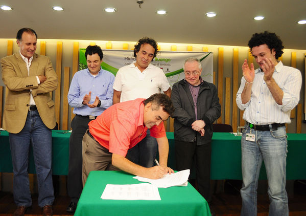Firma de los convenios de la inversión social adicional del Plan Integral Hidroeléctrica Ituango
Firma de los convenios de la inversión social adicional del Plan Integral Hidroeléctrica Ituango
Fecha: Agosto 21 de 2013. 
Para descargar esta fotografía en alta resolución, haga clic sobre la imagen hasta que la misma se despliegue en la pantalla completa; luego dé clic derecho y elija la opción "guardar imagen como". 
En caso de publicación por cualquier medio, solicitamos acompañarla del crédito: "Cortesía EPM".
Palabras clave: Firma convenios inversión social adicional Plan Integral Hidroeléctrica Ituango