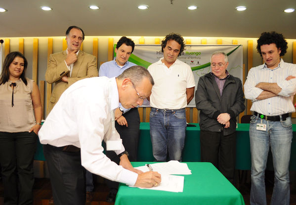 Firma de los convenios de la inversión social adicional del Plan Integral Hidroeléctrica Ituango
Firma de los convenios de la inversión social adicional del Plan Integral Hidroeléctrica Ituango
Fecha: Agosto 21 de 2013. 
Para descargar esta fotografía en alta resolución, haga clic sobre la imagen hasta que la misma se despliegue en la pantalla completa; luego dé clic derecho y elija la opción "guardar imagen como". 
En caso de publicación por cualquier medio, solicitamos acompañarla del crédito: "Cortesía EPM".
Palabras clave: Firma convenios inversión social adicional Plan Integral Hidroeléctrica Ituango