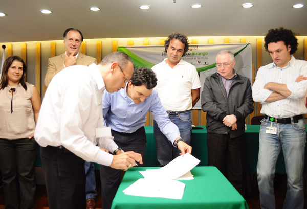 Firma de los convenios de la inversión social adicional del Plan Integral Hidroeléctrica Ituango
Firma de los convenios de la inversión social adicional del Plan Integral Hidroeléctrica Ituango
Fecha: Agosto 21 de 2013. 
Para descargar esta fotografía en alta resolución, haga clic sobre la imagen hasta que la misma se despliegue en la pantalla completa; luego dé clic derecho y elija la opción "guardar imagen como". 
En caso de publicación por cualquier medio, solicitamos acompañarla del crédito: "Cortesía EPM".
Palabras clave: Firma convenios inversión social adicional Plan Integral Hidroeléctrica Ituango