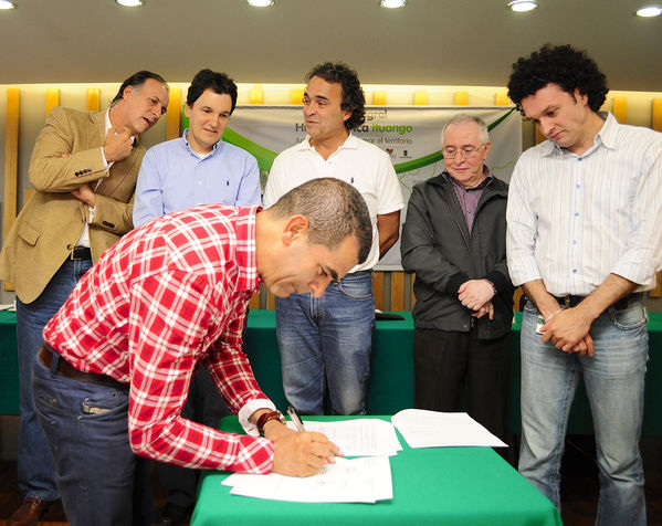 Firma de los convenios de la inversión social adicional del Plan Integral Hidroeléctrica Ituango
Firma de los convenios de la inversión social adicional del Plan Integral Hidroeléctrica Ituango
Fecha: Agosto 21 de 2013. 
Para descargar esta fotografía en alta resolución, haga clic sobre la imagen hasta que la misma se despliegue en la pantalla completa; luego dé clic derecho y elija la opción "guardar imagen como". 
En caso de publicación por cualquier medio, solicitamos acompañarla del crédito: "Cortesía EPM".
Palabras clave: Firma convenios inversión social adicional Plan Integral Hidroeléctrica Ituango