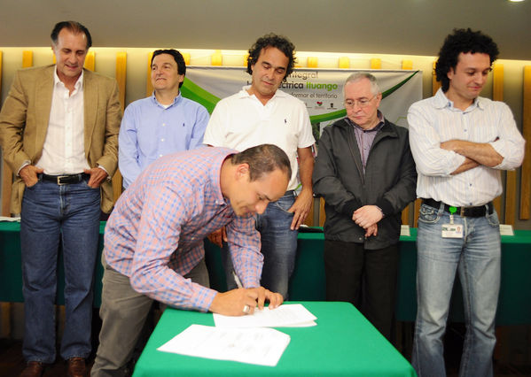 Firma de los convenios de la inversión social adicional del Plan Integral Hidroeléctrica Ituango
Firma de los convenios de la inversión social adicional del Plan Integral Hidroeléctrica Ituango
Fecha: Agosto 21 de 2013. 
Para descargar esta fotografía en alta resolución, haga clic sobre la imagen hasta que la misma se despliegue en la pantalla completa; luego dé clic derecho y elija la opción "guardar imagen como". 
En caso de publicación por cualquier medio, solicitamos acompañarla del crédito: "Cortesía EPM".
Palabras clave: Firma convenios inversión social adicional Plan Integral Hidroeléctrica Ituango