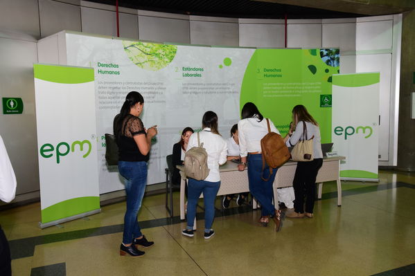 Encuentro de Proveedores y Contratistas EPM 2019
Encuentro de Proveedores y Contratistas EPM 2019
Fecha: Agosto 29 de 2019. 
Para descargar esta fotografía en alta resolución, haga clic sobre la imagen hasta que la misma se despliegue en la pantalla completa; luego dé clic derecho y elija la opción "guardar imagen como". 
En caso de publicación por cualquier medio, solicitamos acompañarla del crédito: "Foto EPM"
Palabras clave: Encuentro de Proveedores y Contratistas EPM 2019