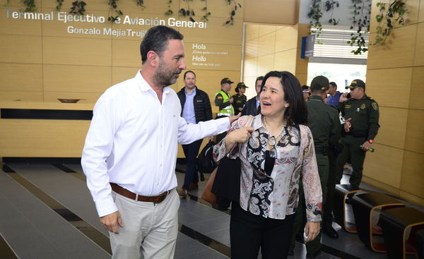Construyendo País - Bus eléctrico
Construyendo País - Bus eléctrico
Fecha: Agosto 31 de 2019. 
Para descargar esta fotografía en alta resolución, haga clic sobre la imagen hasta que la misma se despliegue en la pantalla completa; luego dé clic derecho y elija la opción "guardar imagen como". 
En caso de publicación por cualquier medio, solicitamos acompañarla del crédito: "Foto EPM"
Palabras clave: Construyendo País - Bus eléctrico