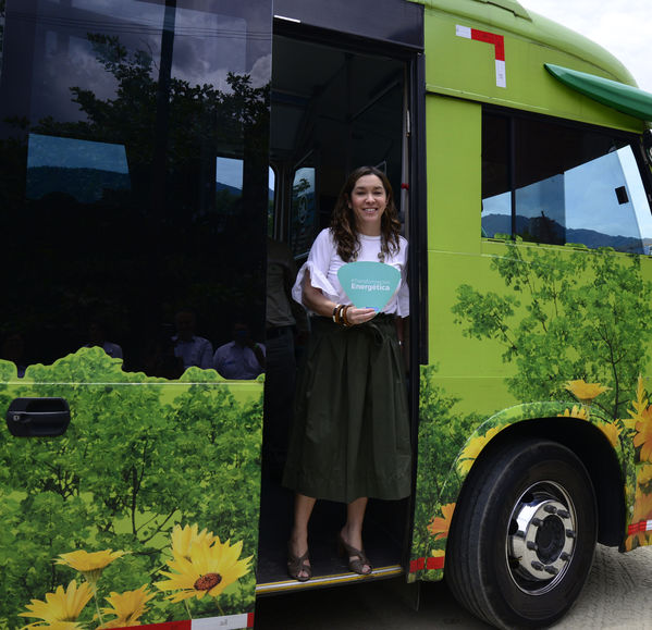 Construyendo País - Bus eléctrico
Construyendo País - Bus eléctrico
Fecha: Agosto 31 de 2019. 
Para descargar esta fotografía en alta resolución, haga clic sobre la imagen hasta que la misma se despliegue en la pantalla completa; luego dé clic derecho y elija la opción "guardar imagen como". 
En caso de publicación por cualquier medio, solicitamos acompañarla del crédito: "Foto EPM"
Palabras clave: Construyendo País - Bus eléctrico