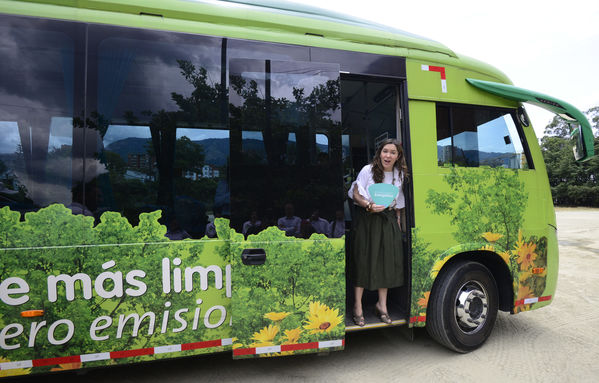 Construyendo País - Bus eléctrico
Construyendo País - Bus eléctrico
Fecha: Agosto 31 de 2019. 
Para descargar esta fotografía en alta resolución, haga clic sobre la imagen hasta que la misma se despliegue en la pantalla completa; luego dé clic derecho y elija la opción "guardar imagen como". 
En caso de publicación por cualquier medio, solicitamos acompañarla del crédito: "Foto EPM"
Palabras clave: Construyendo País - Bus eléctrico