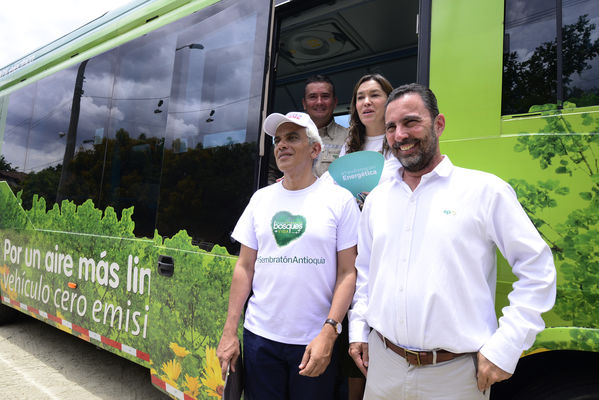 Construyendo País - Bus eléctrico
Construyendo País - Bus eléctrico
Fecha: Agosto 31 de 2019. 
Para descargar esta fotografía en alta resolución, haga clic sobre la imagen hasta que la misma se despliegue en la pantalla completa; luego dé clic derecho y elija la opción "guardar imagen como". 
En caso de publicación por cualquier medio, solicitamos acompañarla del crédito: "Foto EPM"
Palabras clave: Construyendo País - Bus eléctrico