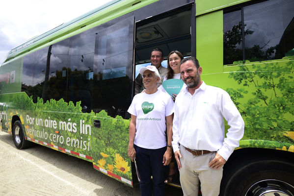 Construyendo País - Bus eléctrico
Construyendo País - Bus eléctrico
Fecha: Agosto 31 de 2019. 
Para descargar esta fotografía en alta resolución, haga clic sobre la imagen hasta que la misma se despliegue en la pantalla completa; luego dé clic derecho y elija la opción "guardar imagen como". 
En caso de publicación por cualquier medio, solicitamos acompañarla del crédito: "Foto EPM"
Palabras clave: Construyendo País - Bus eléctrico