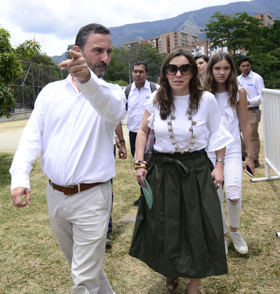 Construyendo País - Bus eléctrico
Construyendo País - Bus eléctrico
Fecha: Agosto 31 de 2019. 
Para descargar esta fotografía en alta resolución, haga clic sobre la imagen hasta que la misma se despliegue en la pantalla completa; luego dé clic derecho y elija la opción "guardar imagen como". 
En caso de publicación por cualquier medio, solicitamos acompañarla del crédito: "Foto EPM"
Palabras clave: Construyendo País - Bus eléctrico