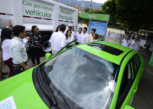 Construyendo País - Bus eléctrico
Construyendo País - Bus eléctrico
Fecha: Agosto 31 de 2019. 
Para descargar esta fotografía en alta resolución, haga clic sobre la imagen hasta que la misma se despliegue en la pantalla completa; luego dé clic derecho y elija la opción "guardar imagen como". 
En caso de publicación por cualquier medio, solicitamos acompañarla del crédito: "Foto EPM"
Palabras clave: Construyendo País - Bus eléctrico