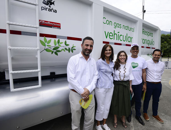 Construyendo País - Bus eléctrico
Construyendo País - Bus eléctrico
Fecha: Agosto 31 de 2019. 
Para descargar esta fotografía en alta resolución, haga clic sobre la imagen hasta que la misma se despliegue en la pantalla completa; luego dé clic derecho y elija la opción "guardar imagen como". 
En caso de publicación por cualquier medio, solicitamos acompañarla del crédito: "Foto EPM"
Palabras clave: Construyendo País - Bus eléctrico