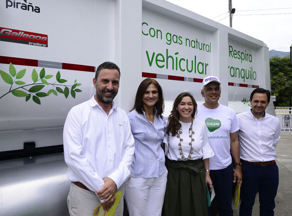 Construyendo País - Bus eléctrico
Construyendo País - Bus eléctrico
Fecha: Agosto 31 de 2019. 
Para descargar esta fotografía en alta resolución, haga clic sobre la imagen hasta que la misma se despliegue en la pantalla completa; luego dé clic derecho y elija la opción "guardar imagen como". 
En caso de publicación por cualquier medio, solicitamos acompañarla del crédito: "Foto EPM"
Palabras clave: Construyendo País - Bus eléctrico