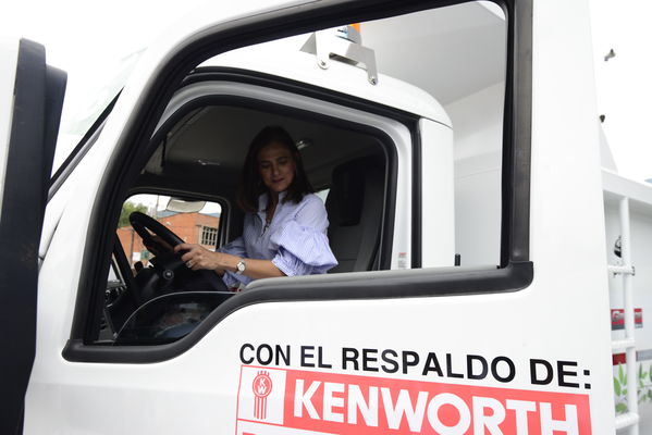 Construyendo País - Bus eléctrico
Construyendo País - Bus eléctrico
Fecha: Agosto 31 de 2019. 
Para descargar esta fotografía en alta resolución, haga clic sobre la imagen hasta que la misma se despliegue en la pantalla completa; luego dé clic derecho y elija la opción "guardar imagen como". 
En caso de publicación por cualquier medio, solicitamos acompañarla del crédito: "Foto EPM"
Palabras clave: Construyendo País - Bus eléctrico