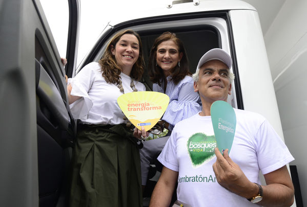 Construyendo País - Bus eléctrico
Construyendo País - Bus eléctrico
Fecha: Agosto 31 de 2019. 
Para descargar esta fotografía en alta resolución, haga clic sobre la imagen hasta que la misma se despliegue en la pantalla completa; luego dé clic derecho y elija la opción "guardar imagen como". 
En caso de publicación por cualquier medio, solicitamos acompañarla del crédito: "Foto EPM"
Palabras clave: Construyendo País - Bus eléctrico