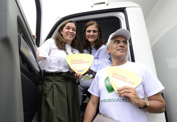 Construyendo País - Bus eléctrico
Construyendo País - Bus eléctrico
Fecha: Agosto 31 de 2019. 
Para descargar esta fotografía en alta resolución, haga clic sobre la imagen hasta que la misma se despliegue en la pantalla completa; luego dé clic derecho y elija la opción "guardar imagen como". 
En caso de publicación por cualquier medio, solicitamos acompañarla del crédito: "Foto EPM"
Palabras clave: Construyendo País - Bus eléctrico