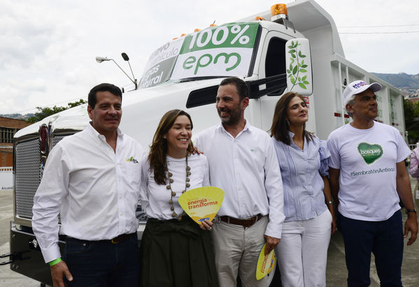 Construyendo País - Bus eléctrico
Construyendo País - Bus eléctrico
Fecha: Agosto 31 de 2019. 
Para descargar esta fotografía en alta resolución, haga clic sobre la imagen hasta que la misma se despliegue en la pantalla completa; luego dé clic derecho y elija la opción "guardar imagen como". 
En caso de publicación por cualquier medio, solicitamos acompañarla del crédito: "Foto EPM"
Palabras clave: Construyendo País - Bus eléctrico