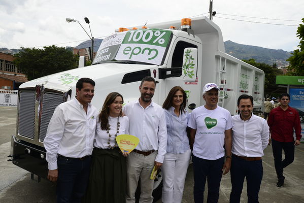 Construyendo País - Bus eléctrico
Construyendo País - Bus eléctrico
Fecha: Agosto 31 de 2019. 
Para descargar esta fotografía en alta resolución, haga clic sobre la imagen hasta que la misma se despliegue en la pantalla completa; luego dé clic derecho y elija la opción "guardar imagen como". 
En caso de publicación por cualquier medio, solicitamos acompañarla del crédito: "Foto EPM"
Palabras clave: Construyendo País - Bus eléctrico