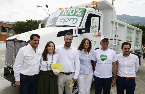Construyendo País - Bus eléctrico
Construyendo País - Bus eléctrico
Fecha: Agosto 31 de 2019. 
Para descargar esta fotografía en alta resolución, haga clic sobre la imagen hasta que la misma se despliegue en la pantalla completa; luego dé clic derecho y elija la opción "guardar imagen como". 
En caso de publicación por cualquier medio, solicitamos acompañarla del crédito: "Foto EPM"
Palabras clave: Construyendo País - Bus eléctrico