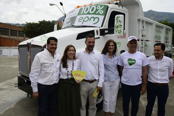 Construyendo País - Bus eléctrico
Construyendo País - Bus eléctrico
Fecha: Agosto 31 de 2019. 
Para descargar esta fotografía en alta resolución, haga clic sobre la imagen hasta que la misma se despliegue en la pantalla completa; luego dé clic derecho y elija la opción "guardar imagen como". 
En caso de publicación por cualquier medio, solicitamos acompañarla del crédito: "Foto EPM"
Palabras clave: Construyendo País - Bus eléctrico