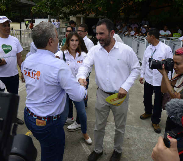 Construyendo País - Bus eléctrico
Construyendo País - Bus eléctrico
Fecha: Agosto 31 de 2019. 
Para descargar esta fotografía en alta resolución, haga clic sobre la imagen hasta que la misma se despliegue en la pantalla completa; luego dé clic derecho y elija la opción "guardar imagen como". 
En caso de publicación por cualquier medio, solicitamos acompañarla del crédito: "Foto EPM"
Palabras clave: Construyendo País - Bus eléctrico
