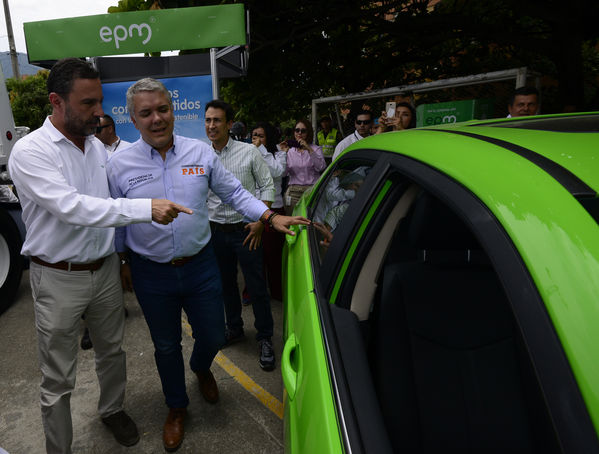 Construyendo País - Bus eléctrico
Construyendo País - Bus eléctrico
Fecha: Agosto 31 de 2019. 
Para descargar esta fotografía en alta resolución, haga clic sobre la imagen hasta que la misma se despliegue en la pantalla completa; luego dé clic derecho y elija la opción "guardar imagen como". 
En caso de publicación por cualquier medio, solicitamos acompañarla del crédito: "Foto EPM"
Palabras clave: Construyendo País - Bus eléctrico