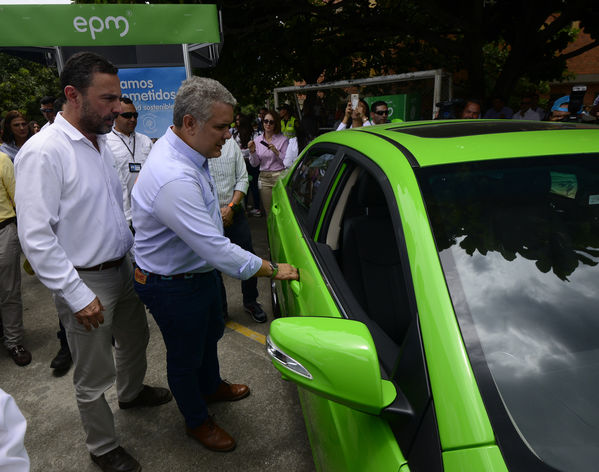Construyendo País - Bus eléctrico
Construyendo País - Bus eléctrico
Fecha: Agosto 31 de 2019. 
Para descargar esta fotografía en alta resolución, haga clic sobre la imagen hasta que la misma se despliegue en la pantalla completa; luego dé clic derecho y elija la opción "guardar imagen como". 
En caso de publicación por cualquier medio, solicitamos acompañarla del crédito: "Foto EPM"
Palabras clave: Construyendo País - Bus eléctrico