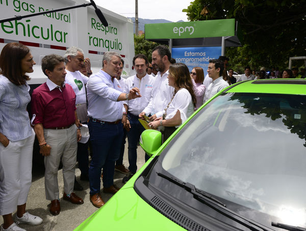 Construyendo País - Bus eléctrico
Construyendo País - Bus eléctrico
Fecha: Agosto 31 de 2019. 
Para descargar esta fotografía en alta resolución, haga clic sobre la imagen hasta que la misma se despliegue en la pantalla completa; luego dé clic derecho y elija la opción "guardar imagen como". 
En caso de publicación por cualquier medio, solicitamos acompañarla del crédito: "Foto EPM"
Palabras clave: Construyendo País - Bus eléctrico