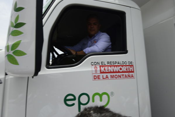 Construyendo País - Bus eléctrico
Construyendo País - Bus eléctrico
Fecha: Agosto 31 de 2019. 
Para descargar esta fotografía en alta resolución, haga clic sobre la imagen hasta que la misma se despliegue en la pantalla completa; luego dé clic derecho y elija la opción "guardar imagen como". 
En caso de publicación por cualquier medio, solicitamos acompañarla del crédito: "Foto EPM"
Palabras clave: Construyendo País - Bus eléctrico