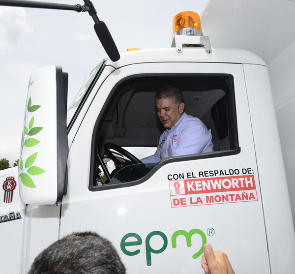 Construyendo País - Bus eléctrico
Construyendo País - Bus eléctrico
Fecha: Agosto 31 de 2019. 
Para descargar esta fotografía en alta resolución, haga clic sobre la imagen hasta que la misma se despliegue en la pantalla completa; luego dé clic derecho y elija la opción "guardar imagen como". 
En caso de publicación por cualquier medio, solicitamos acompañarla del crédito: "Foto EPM"
Palabras clave: Construyendo País - Bus eléctrico