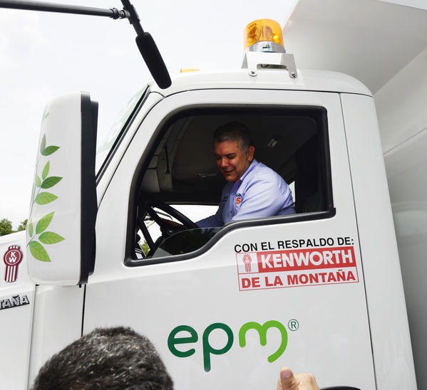 Construyendo País - Bus eléctrico
Construyendo País - Bus eléctrico
Fecha: Agosto 31 de 2019. 
Para descargar esta fotografía en alta resolución, haga clic sobre la imagen hasta que la misma se despliegue en la pantalla completa; luego dé clic derecho y elija la opción "guardar imagen como". 
En caso de publicación por cualquier medio, solicitamos acompañarla del crédito: "Foto EPM"
Palabras clave: Construyendo País - Bus eléctrico