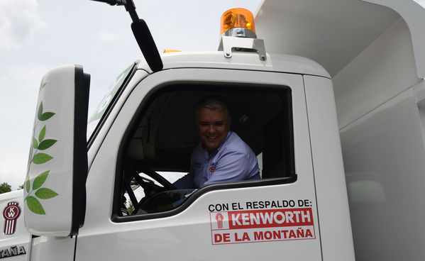 Construyendo País - Bus eléctrico
Construyendo País - Bus eléctrico
Fecha: Agosto 31 de 2019. 
Para descargar esta fotografía en alta resolución, haga clic sobre la imagen hasta que la misma se despliegue en la pantalla completa; luego dé clic derecho y elija la opción "guardar imagen como". 
En caso de publicación por cualquier medio, solicitamos acompañarla del crédito: "Foto EPM"
Palabras clave: Construyendo País - Bus eléctrico