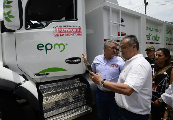 Construyendo País - Bus eléctrico
Construyendo País - Bus eléctrico
Fecha: Agosto 31 de 2019. 
Para descargar esta fotografía en alta resolución, haga clic sobre la imagen hasta que la misma se despliegue en la pantalla completa; luego dé clic derecho y elija la opción "guardar imagen como". 
En caso de publicación por cualquier medio, solicitamos acompañarla del crédito: "Foto EPM"
Palabras clave: Construyendo País - Bus eléctrico