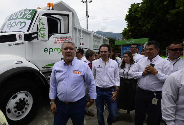Construyendo País - Bus eléctrico
Construyendo País - Bus eléctrico
Fecha: Agosto 31 de 2019. 
Para descargar esta fotografía en alta resolución, haga clic sobre la imagen hasta que la misma se despliegue en la pantalla completa; luego dé clic derecho y elija la opción "guardar imagen como". 
En caso de publicación por cualquier medio, solicitamos acompañarla del crédito: "Foto EPM"
Palabras clave: Construyendo País - Bus eléctrico