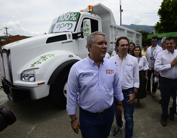 Construyendo País - Bus eléctrico
Construyendo País - Bus eléctrico
Fecha: Agosto 31 de 2019. 
Para descargar esta fotografía en alta resolución, haga clic sobre la imagen hasta que la misma se despliegue en la pantalla completa; luego dé clic derecho y elija la opción "guardar imagen como". 
En caso de publicación por cualquier medio, solicitamos acompañarla del crédito: "Foto EPM"
Palabras clave: Construyendo País - Bus eléctrico