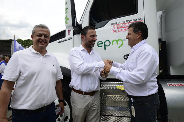Construyendo País - Bus eléctrico
Construyendo País - Bus eléctrico
Fecha: Agosto 31 de 2019. 
Para descargar esta fotografía en alta resolución, haga clic sobre la imagen hasta que la misma se despliegue en la pantalla completa; luego dé clic derecho y elija la opción "guardar imagen como". 
En caso de publicación por cualquier medio, solicitamos acompañarla del crédito: "Foto EPM"
Palabras clave: Construyendo País - Bus eléctrico