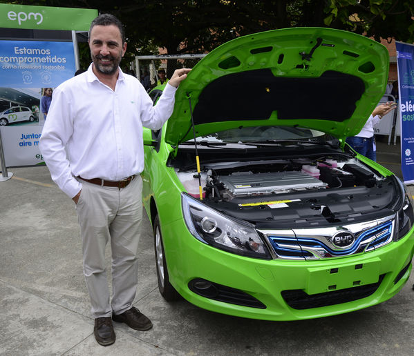 Construyendo País - Bus eléctrico
Construyendo País - Bus eléctrico
Fecha: Agosto 31 de 2019. 
Para descargar esta fotografía en alta resolución, haga clic sobre la imagen hasta que la misma se despliegue en la pantalla completa; luego dé clic derecho y elija la opción "guardar imagen como". 
En caso de publicación por cualquier medio, solicitamos acompañarla del crédito: "Foto EPM"
Palabras clave: Construyendo País - Bus eléctrico