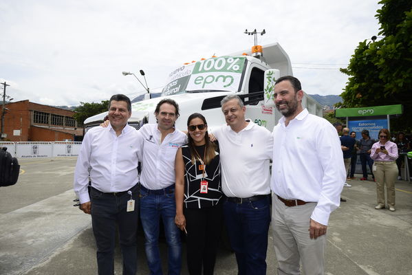 Construyendo País - Bus eléctrico
Construyendo País - Bus eléctrico
Fecha: Agosto 31 de 2019. 
Para descargar esta fotografía en alta resolución, haga clic sobre la imagen hasta que la misma se despliegue en la pantalla completa; luego dé clic derecho y elija la opción "guardar imagen como". 
En caso de publicación por cualquier medio, solicitamos acompañarla del crédito: "Foto EPM"
Palabras clave: Construyendo País - Bus eléctrico
