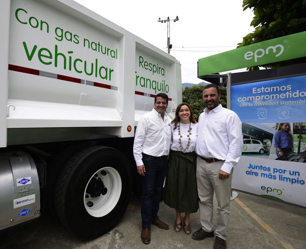 Construyendo País - Bus eléctrico
Construyendo País - Bus eléctrico
Fecha: Agosto 31 de 2019. 
Para descargar esta fotografía en alta resolución, haga clic sobre la imagen hasta que la misma se despliegue en la pantalla completa; luego dé clic derecho y elija la opción "guardar imagen como". 
En caso de publicación por cualquier medio, solicitamos acompañarla del crédito: "Foto EPM"
Palabras clave: Construyendo País - Bus eléctrico