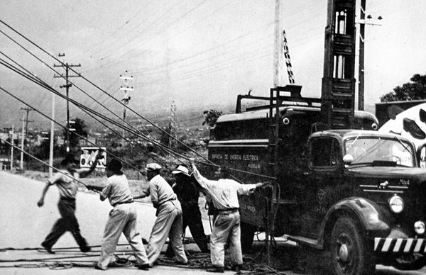 Tendida_de_cables_de_energia_agno_1950.jpg
