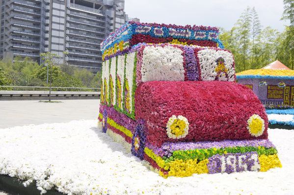 Gigantes de flores
Gigantes de flores
Fecha: Agosto 6 de 2013. 
Para descargar esta fotografía en alta resolución, haga clic sobre la imagen hasta que la misma se despliegue en la pantalla completa; luego dé clic derecho y elija la opción "guardar imagen como". 
En caso de publicación por cualquier medio, solicitamos acompañarla del crédito: "Cortesía EPM".
Palabras clave: Gigantes  flores Plaza Mayor parqués