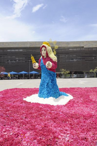 Gigantes de flores
Gigantes de flores
Fecha: Agosto 6 de 2013. 
Para descargar esta fotografía en alta resolución, haga clic sobre la imagen hasta que la misma se despliegue en la pantalla completa; luego dé clic derecho y elija la opción "guardar imagen como". 
En caso de publicación por cualquier medio, solicitamos acompañarla del crédito: "Cortesía EPM".
Palabras clave: Gigantes  flores Plaza Mayor parqués