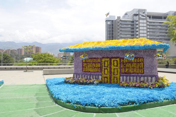 Gigantes de flores
Gigantes de flores
Fecha: Agosto 6 de 2013. 
Para descargar esta fotografía en alta resolución, haga clic sobre la imagen hasta que la misma se despliegue en la pantalla completa; luego dé clic derecho y elija la opción "guardar imagen como". 
En caso de publicación por cualquier medio, solicitamos acompañarla del crédito: "Cortesía EPM".
Palabras clave: Gigantes  flores Plaza Mayor parqués