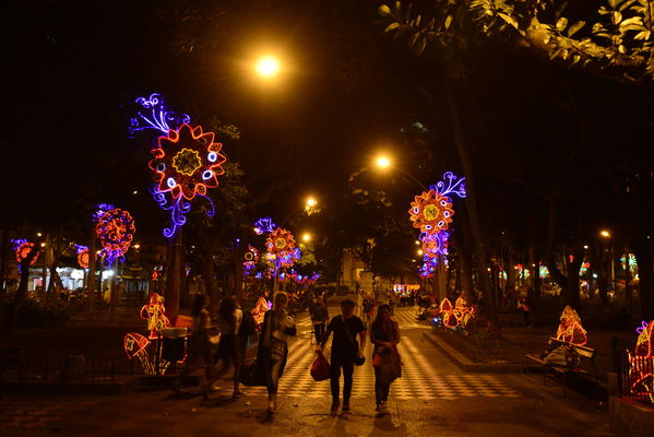 Alumbrado Navideño en los parques de Medellín
Alumbrado Navideño en los parques de Medellín
Fecha: Diciembre 12 de 2016
Para descargar esta fotografía en alta resolución, haga clic sobre la imagen hasta que la misma se despliegue en la pantalla completa; luego dé clic derecho y elija la opción "guardar imagen como". 
En caso de publicación por cualquier medio, solicitamos acompañarla del crédito: "Foto EPM"
Palabras clave: Alumbrado Navideño parques Medellín Bolivar