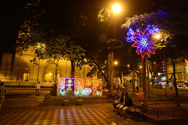 Alumbrado Navideño en los parques de Medellín
Alumbrado Navideño en los parques de Medellín
Fecha: Diciembre 12 de 2016
Para descargar esta fotografía en alta resolución, haga clic sobre la imagen hasta que la misma se despliegue en la pantalla completa; luego dé clic derecho y elija la opción "guardar imagen como". 
En caso de publicación por cualquier medio, solicitamos acompañarla del crédito: "Foto EPM"
Palabras clave: Alumbrado Navideño parques Medellín Bolivar